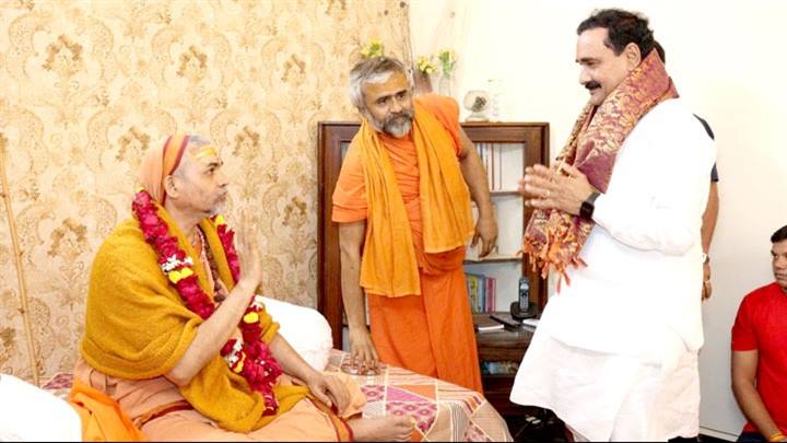 ज्योतिषपीठाधीश्वर जगतगुरू शंकराचार्य स्वामी अविमुक्तेश्वरानंद महाराज ने गृह मंत्री डॉ. मिश्रा को दिया आशीर्वाद